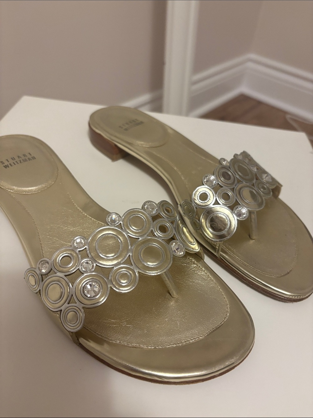 Stuart Weitzman Metallic Siver & Gold Circular Embellished Thong Sandals sz8.5